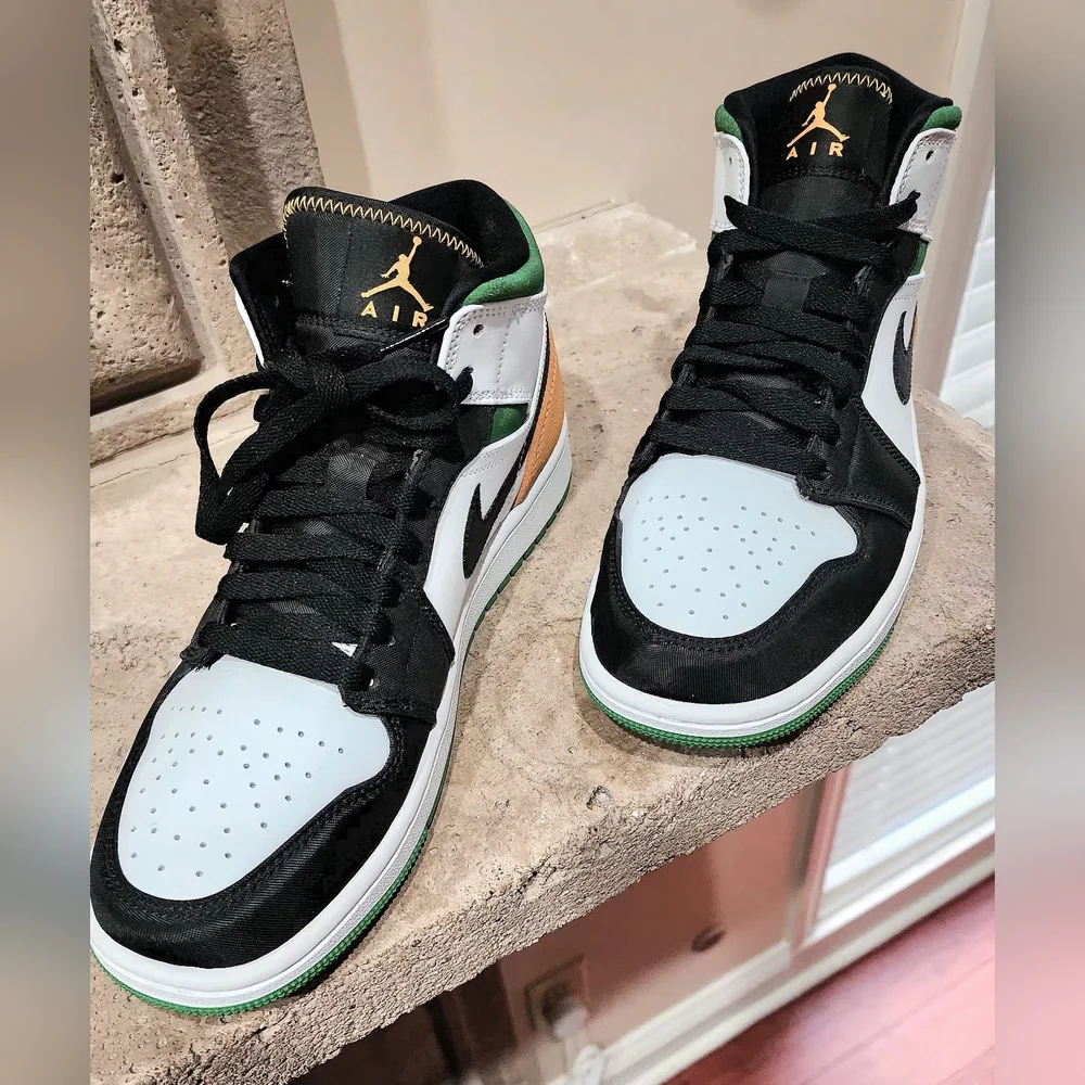 NWOB Nike AirJordan 1 Mid SE 'Oakland' Size 7.5(Men's) (8.5 Womens)